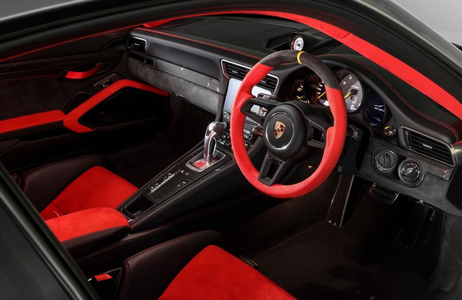 Интерьер Porsche 911 GT2 RS (991) 2018 года  (AU) (фото 9 из 38)